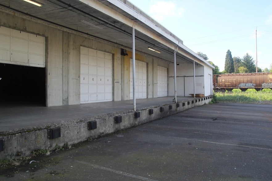 More Photos Of 3400 NE Columbia Blvd, Portland Warehouse For Lease
