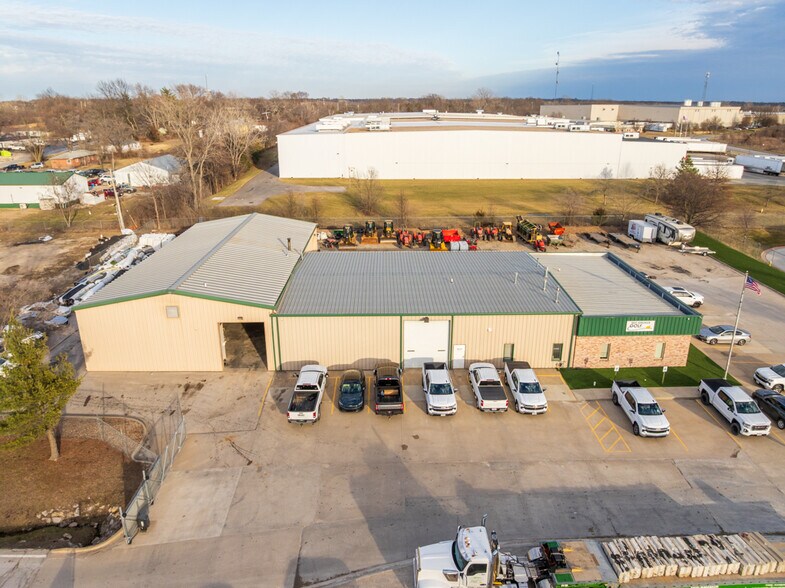 More Photos Of 1621 Se Summit St, Lee's Summit Light Distribution For Lease