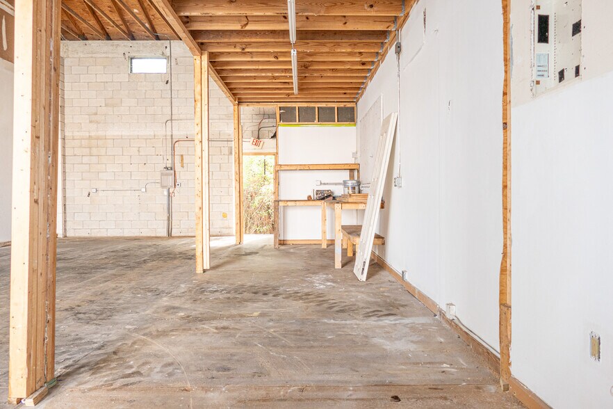 More Photos Of 1053 SE Holbrook Ct, Port Saint Lucie Warehouse For Lease