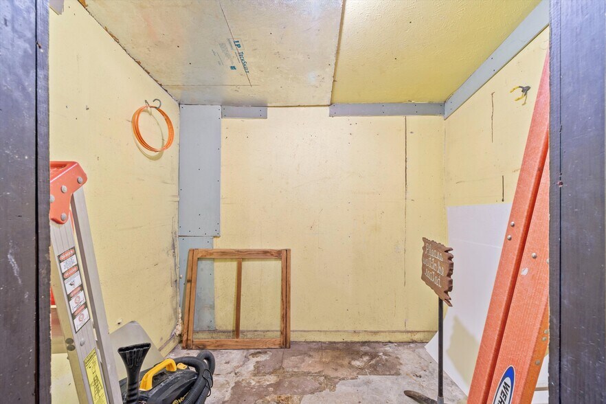 More Photos Of 110 W Bailey St, Ponder Restaurant For Sale