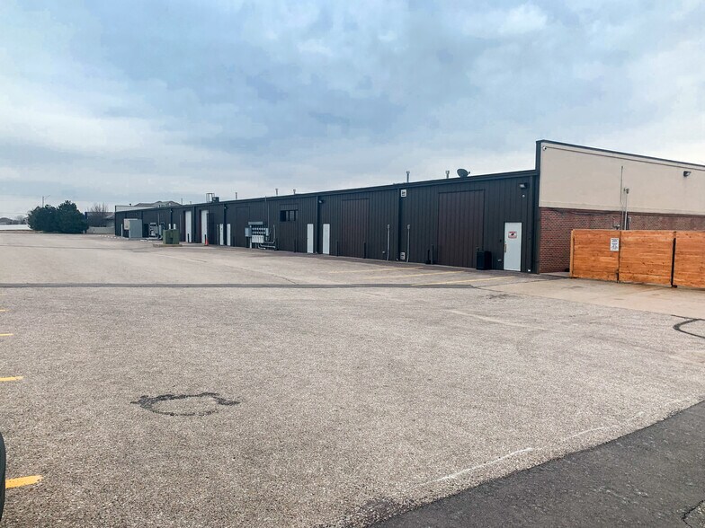 More Photos Of 7330 W 33rd St, Wichita Flex For Lease