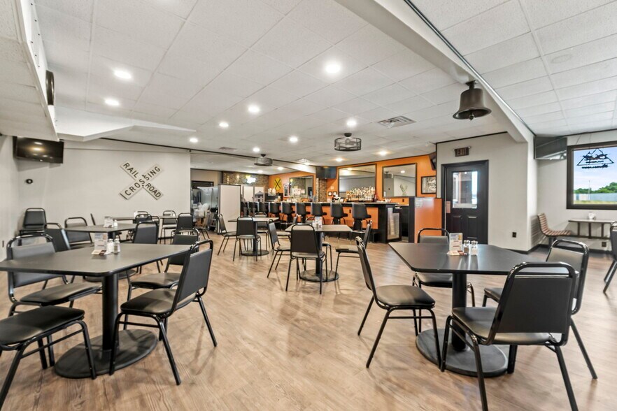 More Photos Of 770 E Franklin St, Huntington Restaurant For Sale