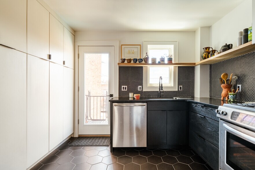 More Photos Of 705 Warren St, Hudson Storefront Retail Residential For Sale
