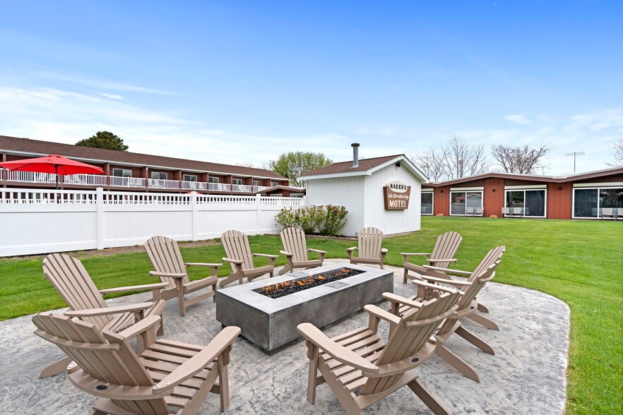 More Photos Of 612 N Lakeshore Dr, Ludington Hotel For Sale