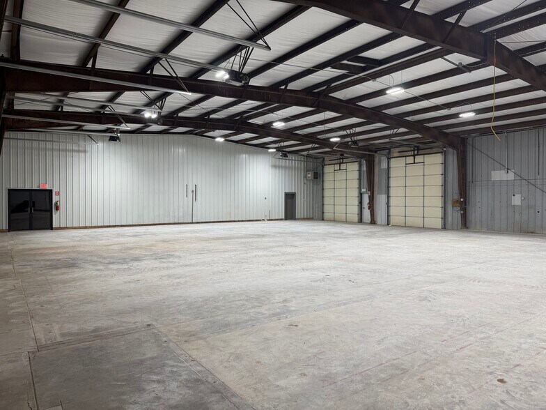 More Photos Of 6798 NW Expressway, Okarche Manufacturing For Lease