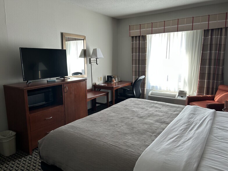 More Photos Of 2463 E Sharon Rd, Cincinnati Hotel For Sale