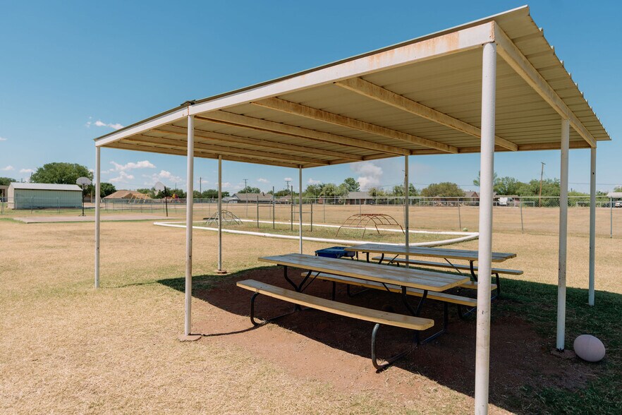 More Photos Of 1522 Weeks St, Wichita Falls Office For Sale