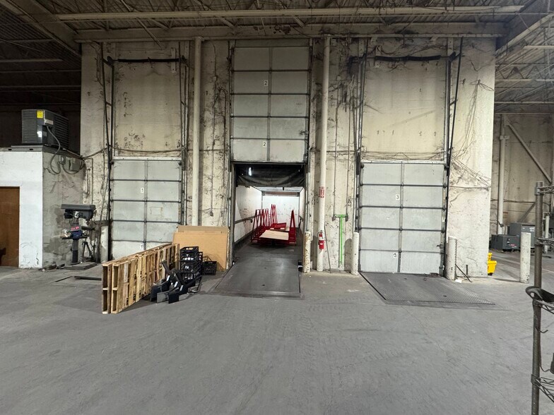 More Photos Of 1030 E New York St, Indianapolis Warehouse For Lease