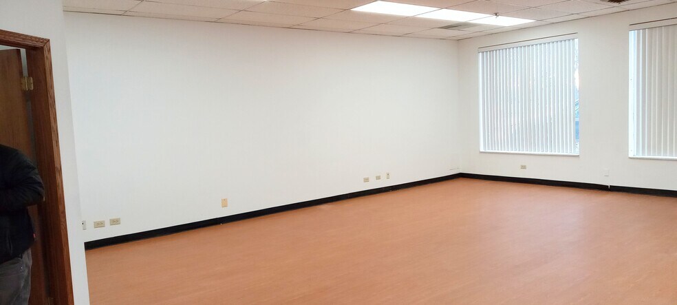 More Photos Of 1801 Hicks Rd, Rolling Meadows Office For Sale