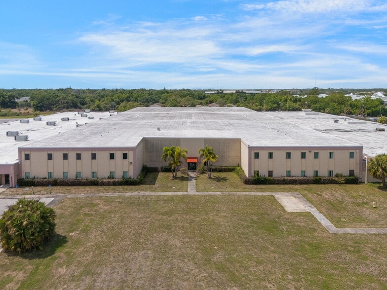More Photos Of 100-106 Cattlemen Rd, Sarasota Distribution For Sale