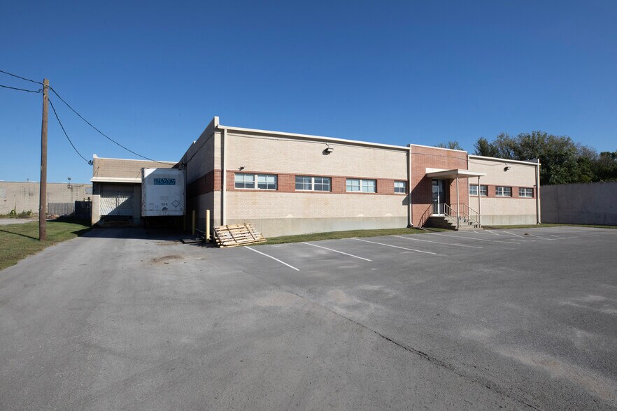 More Photos Of 7581 Manchester Trfy, Kansas City Warehouse For Lease