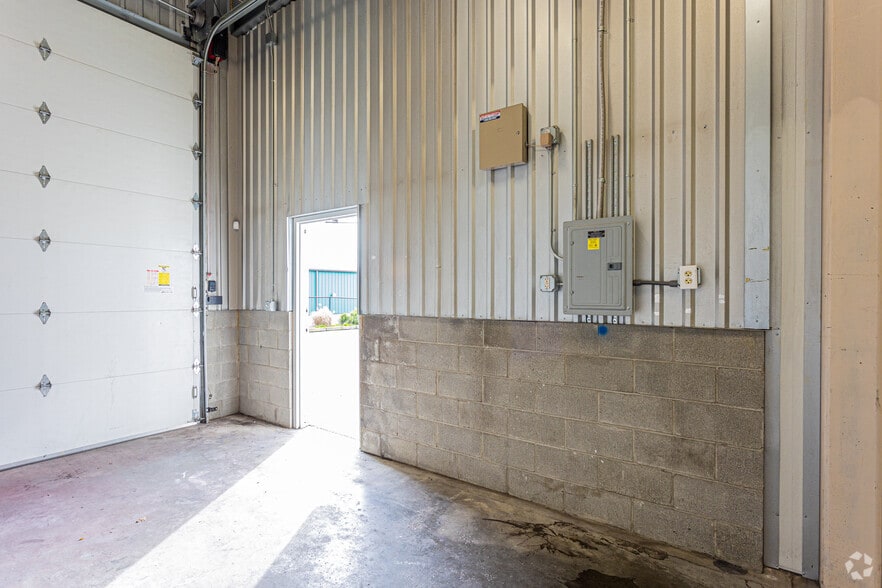 More Photos Of 11105 Steele St S, Tacoma Flex For Lease