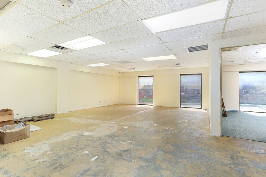 More Photos Of 4139 Gardendale St, San Antonio Office For Sale