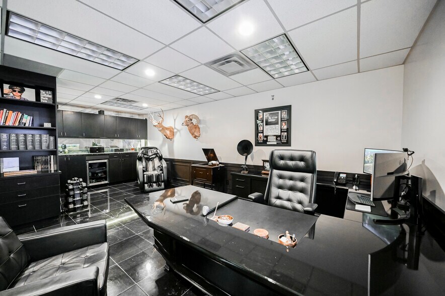 More Photos Of 630 S 3rd St, Las Vegas Office For Sale