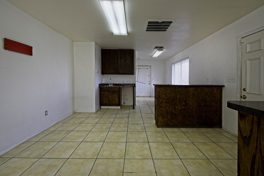 More Photos Of 61046 Twentynine Palms Hwy, Joshua Tree Storefront Retail Office For Lease