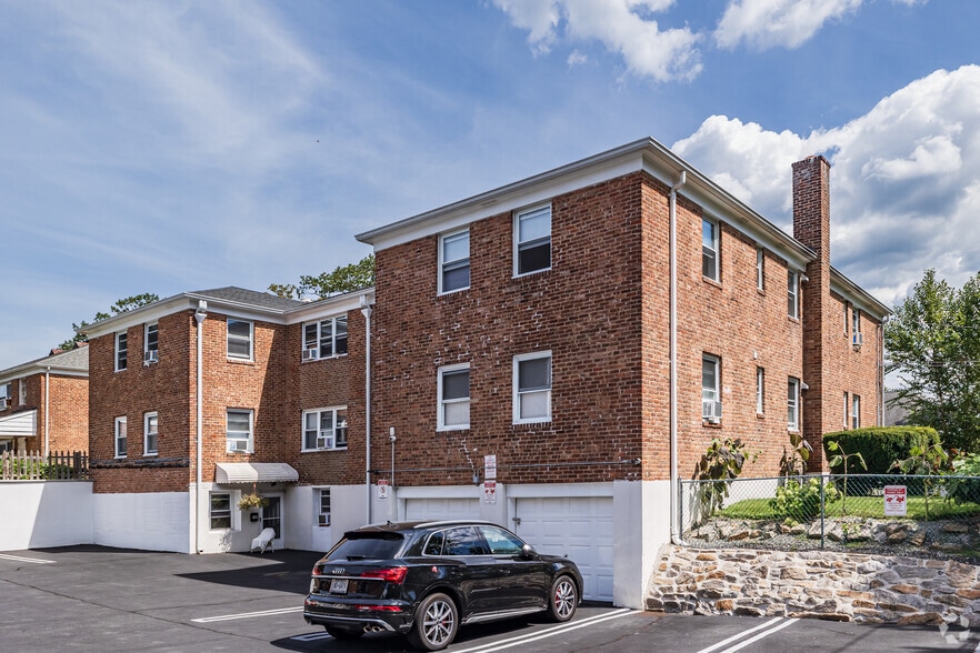 More Photos Of 28 Linden St, Great Neck Apartments For Sale