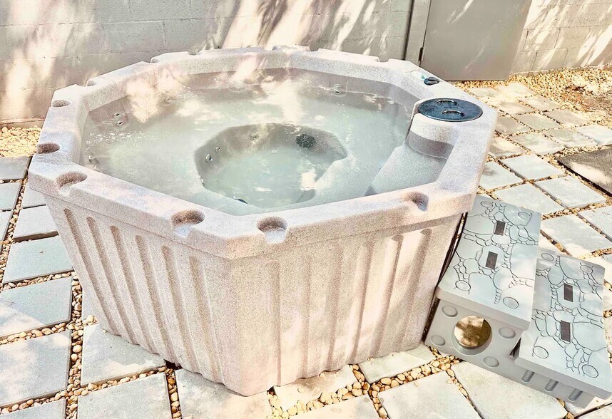 More Photos Of 380 SW Amal Dr, Atlanta Freestanding For Sale