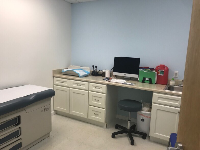 More Photos Of 535 S Broadway, Hicksville Office For Lease