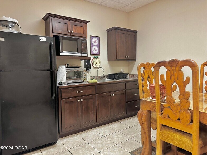 More Photos Of 2702 Cunningham Ave, Joplin Medical For Lease