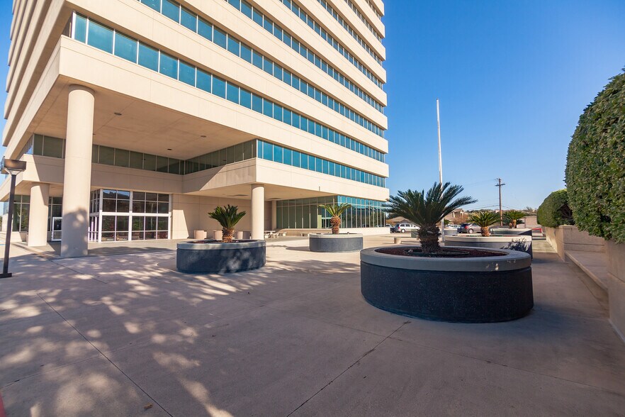 More Photos Of 7411 John Smith, San Antonio Office For Sale