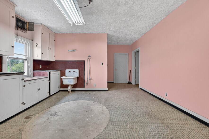 More Photos Of 209 N Main St, Belleville Medical For Sale
