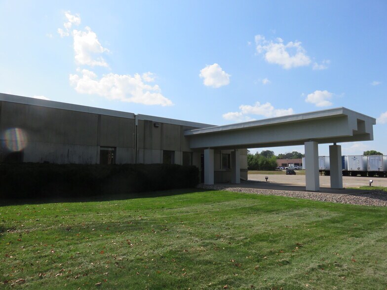 More Photos Of 800 E 10th St E, Hastings Manufacturing For Lease