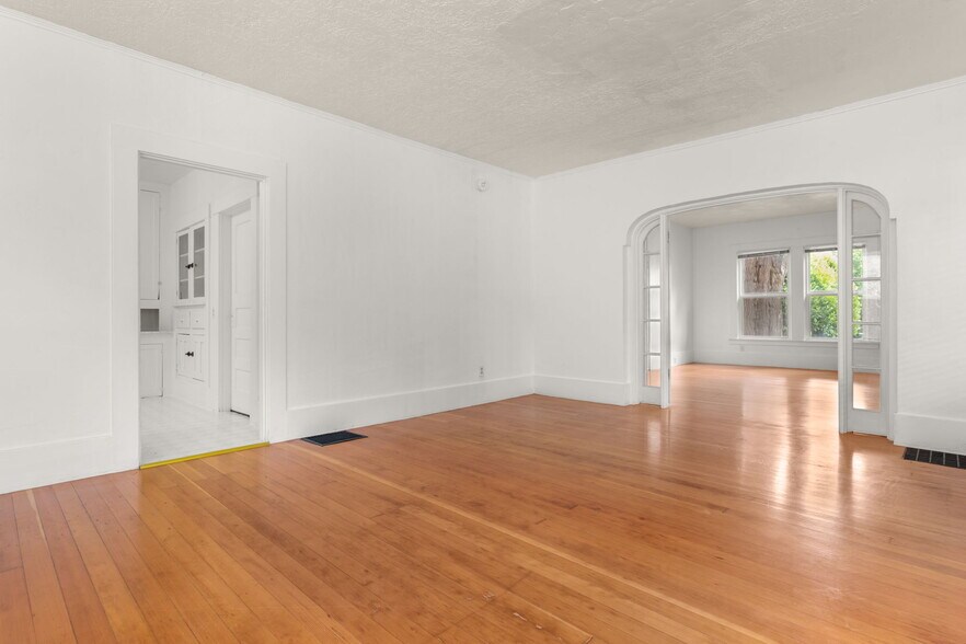 More Photos Of 501 NE 3rd St, Gresham Flex For Lease