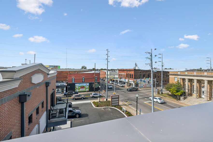 More Photos Of 204 E Main St, Lebanon Freestanding For Lease