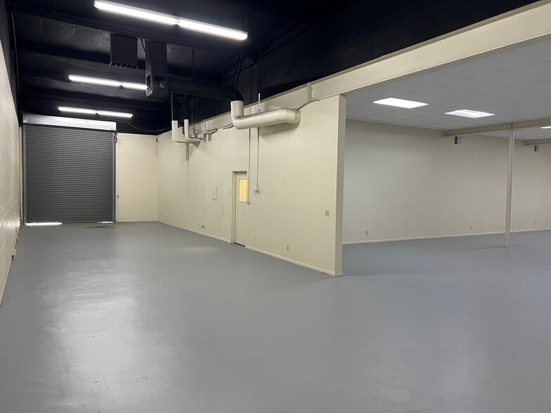 More Photos Of 18344 Oxnard St, Tarzana Warehouse For Lease