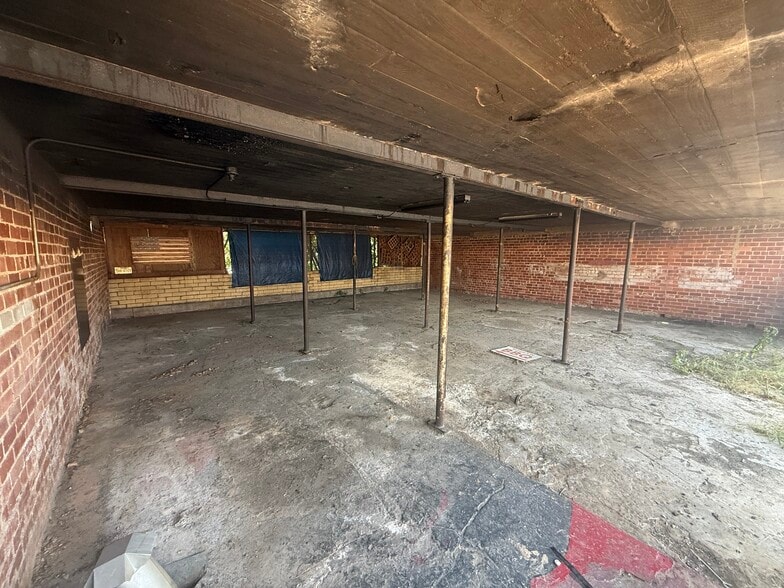 More Photos Of 100 E Upshur Ave, Gladewater Freestanding For Sale