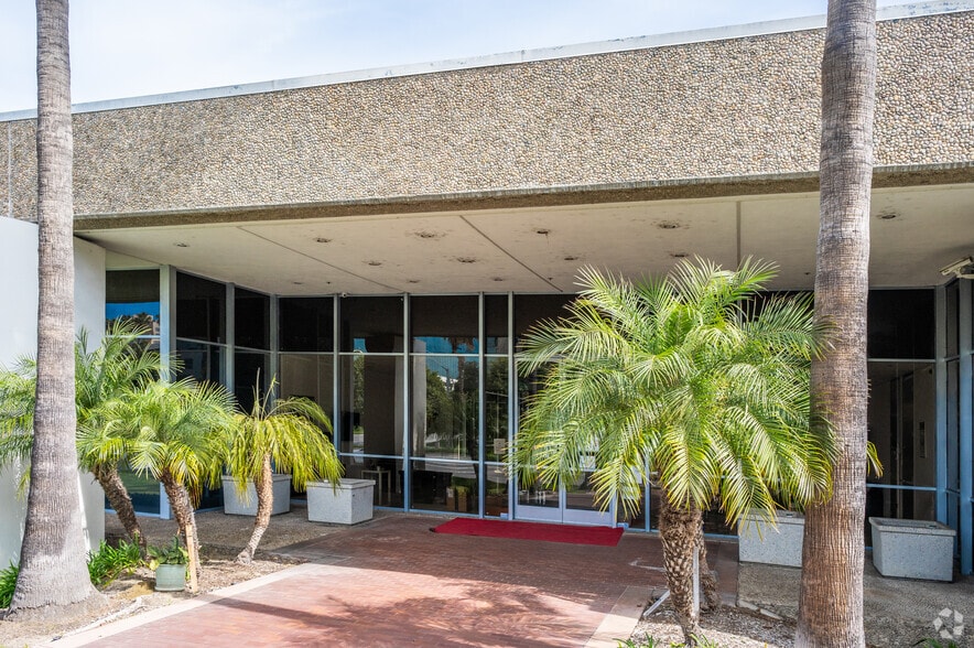 More Photos Of 2323 Main St, Irvine Warehouse For Lease