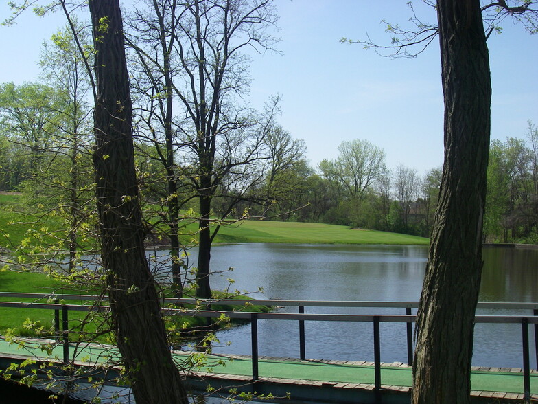 Primary Photo Of 310 Country Club Dr, Pekin Golf Course Driving Range For Sale