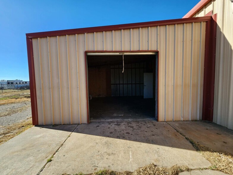 More Photos Of 502 S Kinnick Rd, Stillwater Warehouse For Lease