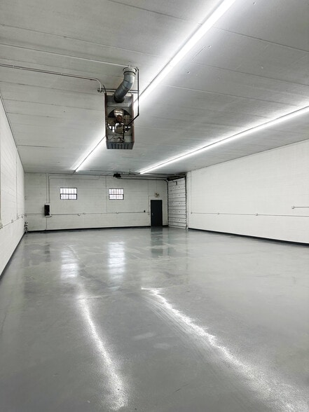 More Photos Of 200-220 W Ridge Rd, Villa Park Warehouse For Lease