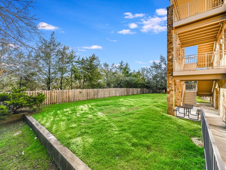 More Photos Of 3 Lakeway Centre Ct, Austin Medical For Lease