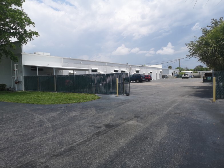 More Photos Of 4415-4487 Westroads Dr, West Palm Beach Storefront Retail Office For Lease