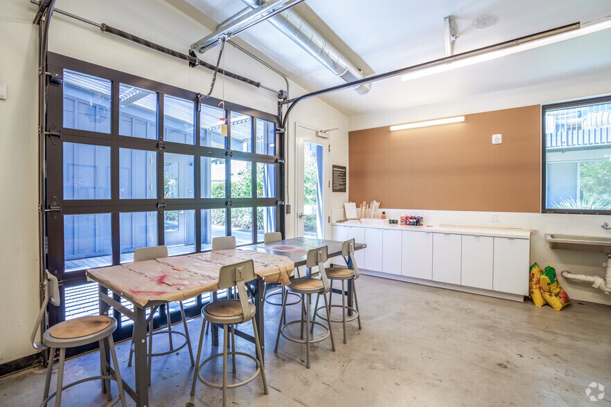 More Photos Of 2302 Valdez St, Oakland Apartments For Lease