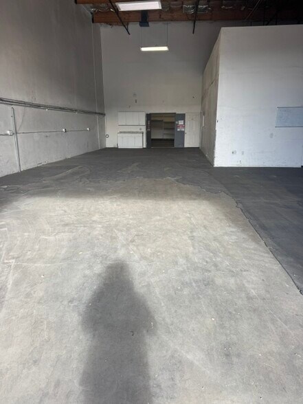 More Photos Of 210 Dupont St, Corona Showroom For Lease