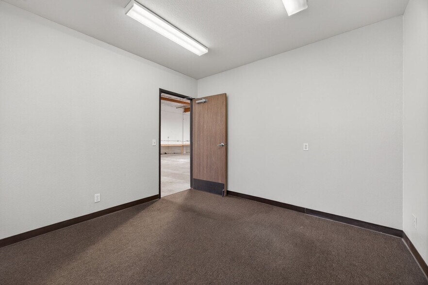 More Photos Of 6085 King Dr, Ventura Manufacturing For Sale