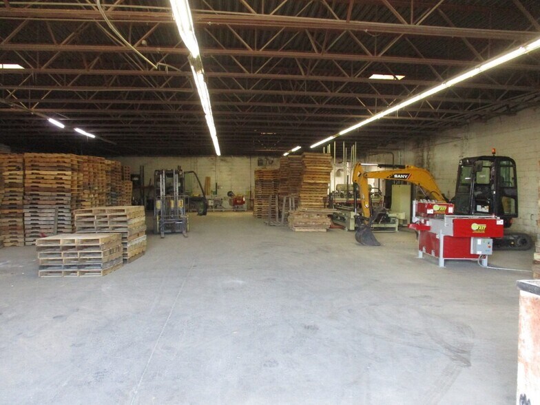 More Photos Of 49 Craddock Way, Poca Light Distribution For Lease