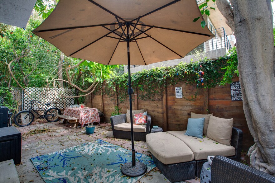 More Photos Of 1922 Canal St, Venice Apartments For Sale