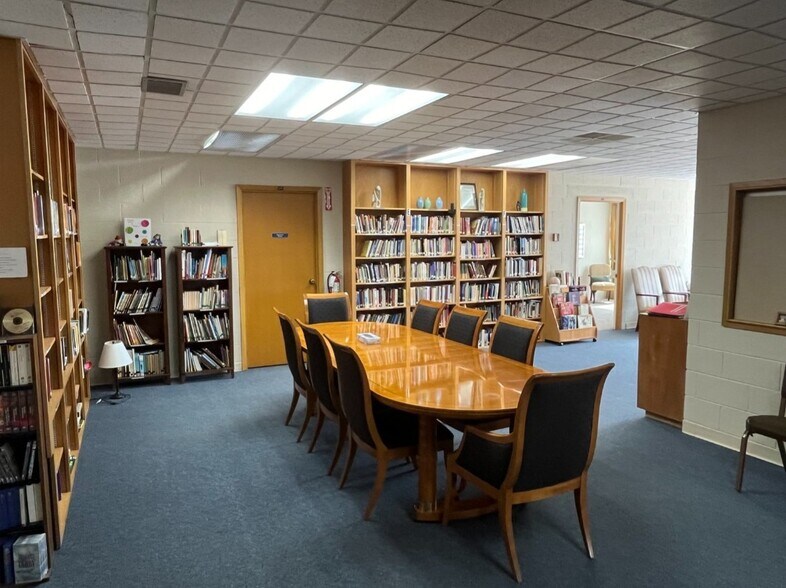 More Photos Of 5171 Commerce Rd, Orchard Lake Religious Facility For Lease