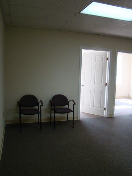 More Photos Of 619 W Main St, Carnegie Flex For Lease