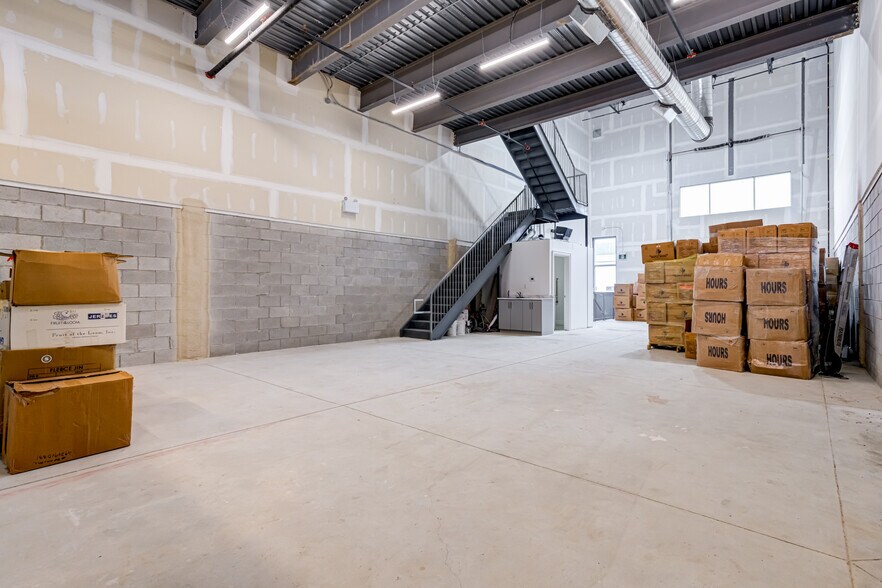 More Photos Of 5270 Solar Dr, Mississauga Distribution For Sale