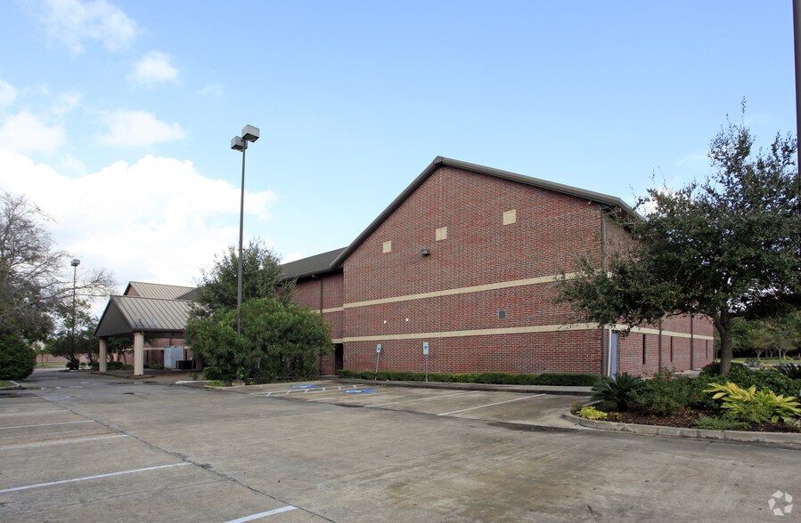 More Photos Of 2100 Eldridge, Houston Religious Facility For Lease