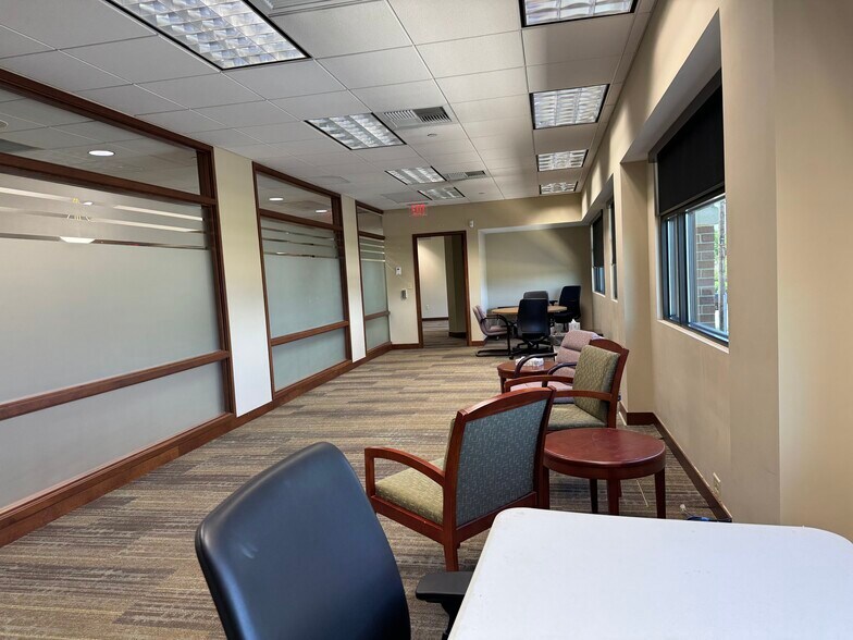 More Photos Of 109 Veterans Pky, Yorkville Office For Lease