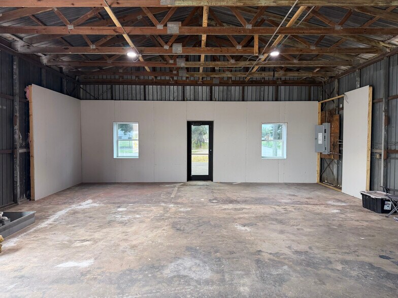 More Photos Of 301 Charlie Griffin Rd, Plant City Flex For Lease