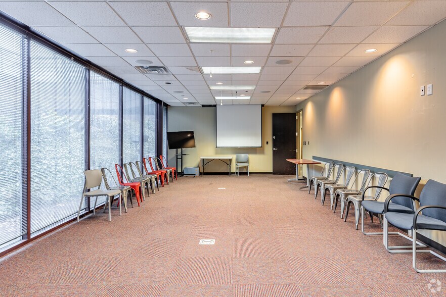 More Photos Of 8800 Roswell Rd, Sandy Springs Office For Sale