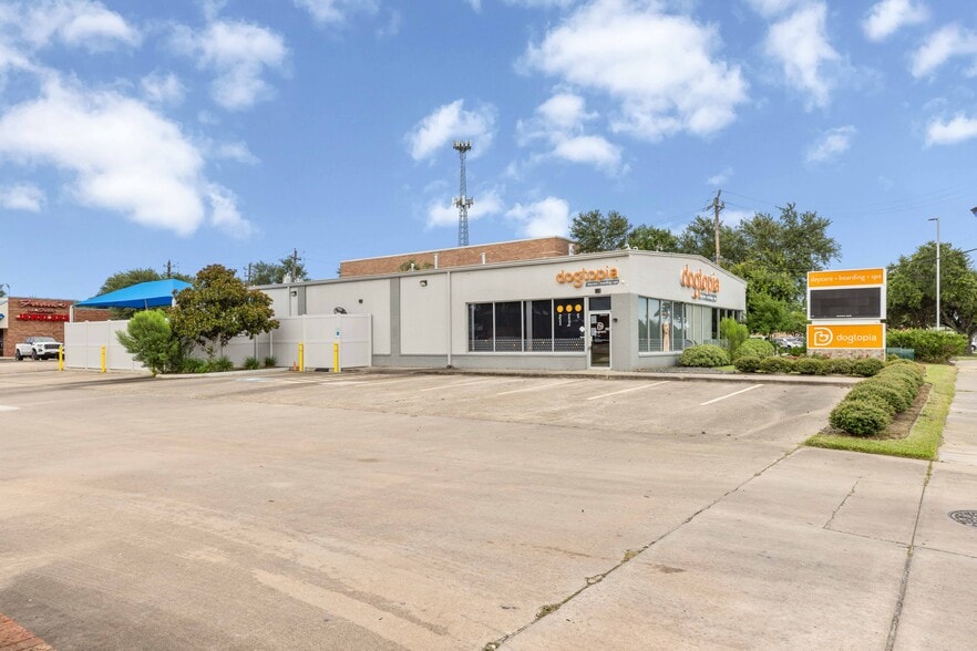 More Photos Of 6015 Fairmont Pky, Pasadena Freestanding For Sale