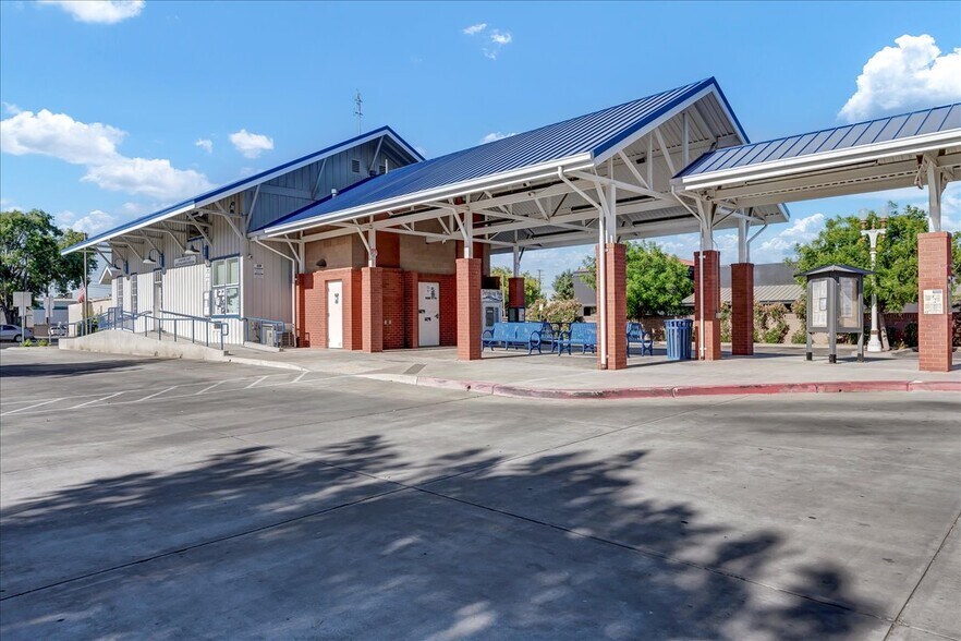 More Photos Of 504 W 7th St, Hanford Freestanding For Sale